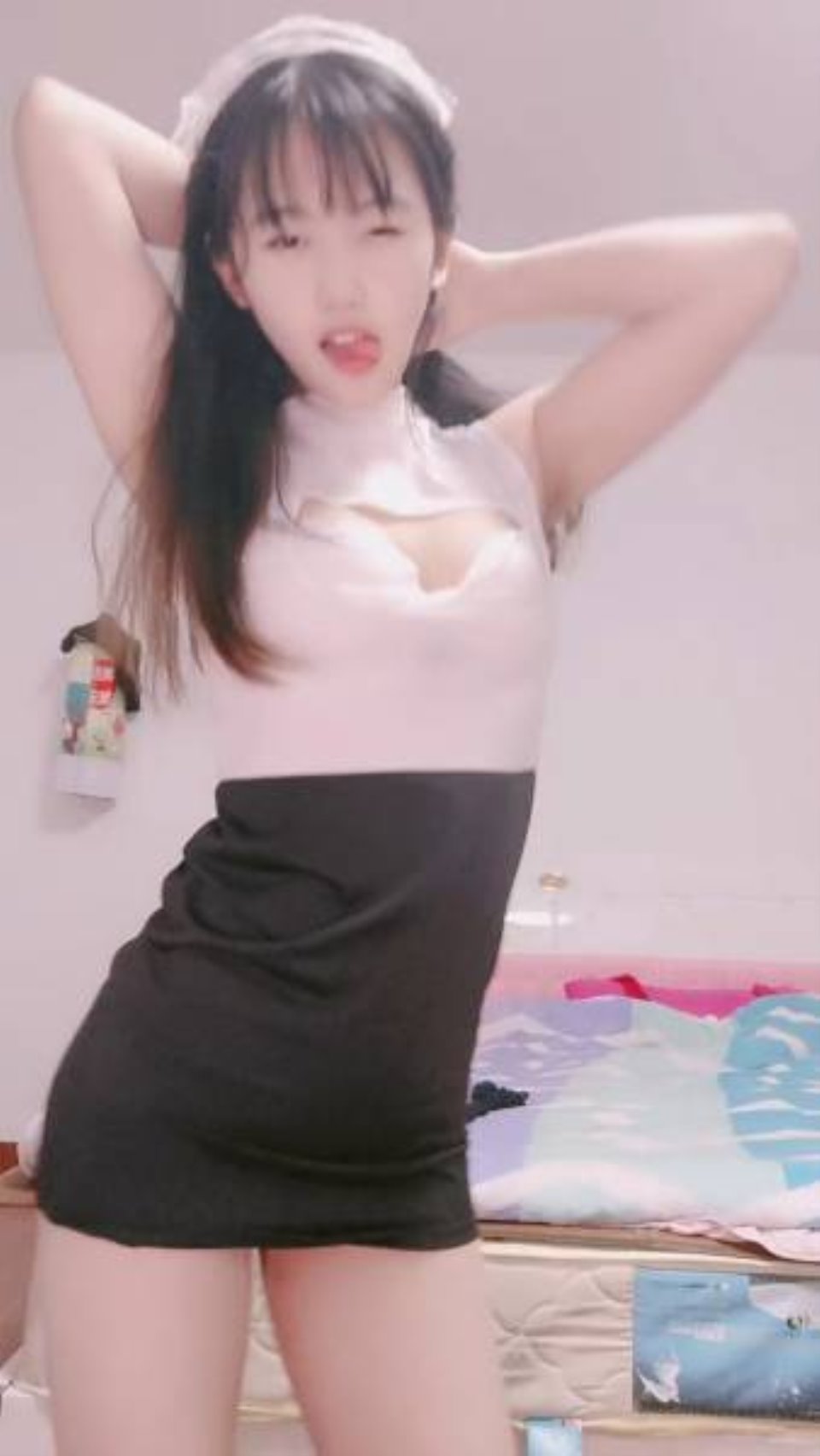 [美女] [视频分类] 新来的小妞兼职赚外快，全程露脸乖巧可爱[1V 948M 百度盘]